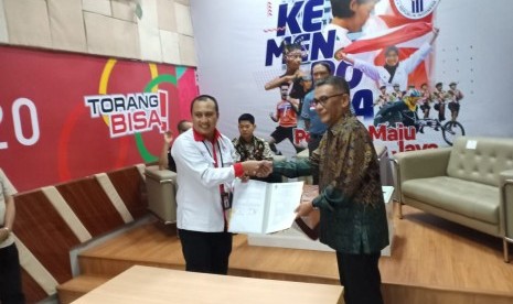 Deputi Peningkatan Prestasi Kemenpora, Yayan Rubaeni meneken MoU bantuan dana pelatnas untuk PP PELTI (tenis) di kantor Kemenpora, Kamis (20/2). 