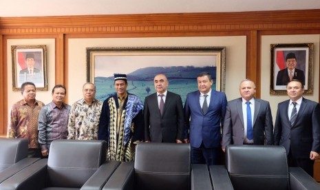 Deputi Perdana Menteri Uzbekistan merangkap Menteri Pertanian dan Sumberdaya Air Zoir T Mirzaev menemui mentan Amran, Senin (21/8).