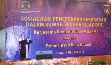 Deputi Perlindungan Hak Perempuan Kementerian PPPA Vennetia R Danes sedang memberikan sambutan saat peluncuran Program Sosialisasi Pencegahan Kekerasan Dalam Rumah Tangga Sejak Dini di Dumai, Provinsi Riau, Selasa (4/10).