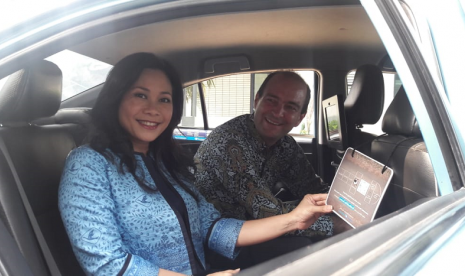 Deputi Perwakilan UNICEF Indonesia Robert Gass dengan Presiden Direktur Blue Bird Group Holding Noni Purnomo dalam kerja sama kampanye 