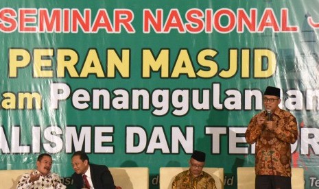 Deputi VI Bidang Komunisi & Informasi Badan Intelijen Negara (BIN) Sundawan (kanan) berbicara pada Seminar Nasional Peran Masjid Dalam Penanggulangan Radikalisme dan Terorisme di Semarang, Jawa Tengah, Rabu (23/11). 