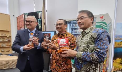 Deputy Chief of Mission KBRI Tokyo John Tjahjanto Boestami, Deputi Gubernur Bank Indonesia Juda Agung, Dirjen Pengembangan Ekspor Nasional Kemendag Didi Sumedi (dari kiri) menunjukkan produk halal Indonesia usai peresmian vending machine halal di KBRI Tokyo, Jepang, Senin (12/6/2023).