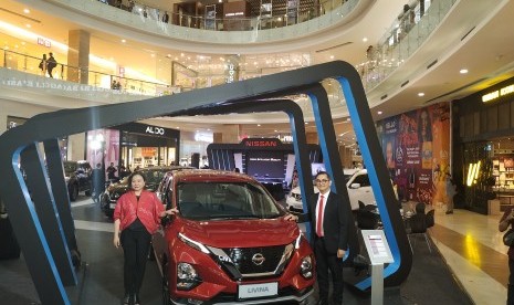 Deputy Director Marketing PT Nissan Motor Indonesia, Sooyeon Joo (kiri) saat memperkenalkan All New Nissan Livina di Yogyakarta, Kamis (14/3).