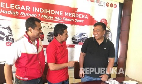 Deputy Eksekutif Vice President Telkom Jabar Moh Khamdan (Tengah) besama General Manager Telkom Bandung Barat Hendrawan (kiri), dan General Manager Telkom Bandung Teddi Rukmantara berbincang dengan direksi pada acara konferensi pers Gelegar Indihome paket Merdeka, di Kota Bandung, Sabtu (19/8).