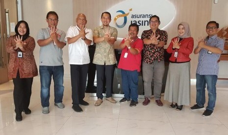 Deputy Executive Vice President Marketing Regional II Telkom Indonesia Area Jakarta, Banten, Bogor, Tangerang, Bekasi (Jababotabek) Binuri (ke empat dari kanan) dan Direktur Operational Jasindo Ricky Tri Wahyudi (ke empat dari kiri) beserta jajaran usai Sosialisasi IndiHome Paket Khusus Karyawan Jasindo di Jakarta (12/9).