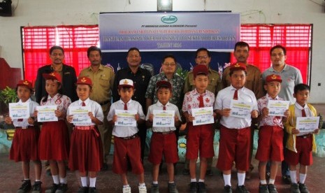  Deputy General Manager Umum & CSR PT Inalum, Djoko Laksono (tengah) dan Manager Pemberdayaan Masyarakat PT Inalum, Arfan Iqbal Harahap (kanan), saat foto bersama pada acara serah terima bantuan beasiswa di Kabanjahe, Karo, Sumut.