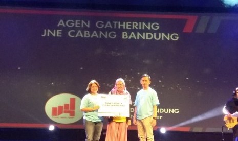  Deputy GM JNE Hasmelyani Suseno (kiri) dan Branch Manager JNE Bandung Iyus Rustandi (kanan) menyerahkan grandprize kepada mitra bisnis JNE dalam kegiatan temu mitra JNE di Trans Studio Bandung (TSB), akhir pekan lalu.