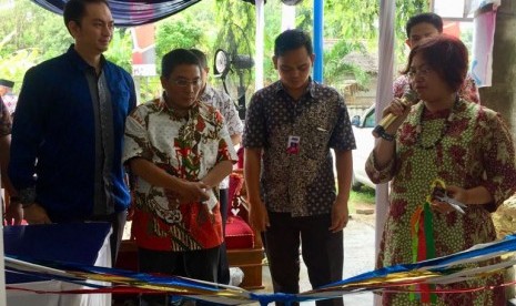 Deputy GM JNE Indonesia Bagian Barat Hasmeliyani Suseno (kanan) saat memimpin proses peresmian Kantor JNE Cabang Pangandaran, belum lama ini.