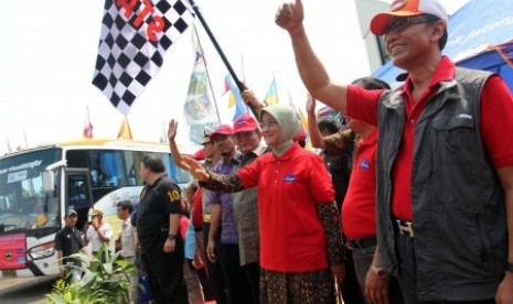 Deputy Governor of Central Java Rustriningsih (center with headscarf) releases 10.400 homebound travellers in East Jakarta to depart for Central Java on Saturday. 