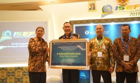 Deputy Gubernur Bank Indonesia, Erwin Rijanto (kiri), Direktur Utama BNI Syariah, Abdullah Firman Wibowo bersama dengan jajaran Direksi Bank Syariah lainnya saat penyerahan penghargaan dari Bank Indonesia. BNI Syariah menerima penghargaan karena telah berpartisipasi dalam pembangunan infrastruktur Indonesia melalui pembiayaan sindikasi pembangunan jalan tol. BNI Syariah selama 2017 telah menyalurkan pembiayaan sindikasi jalan tol sebesar Rp 350 milyar dan 2018 meningkat menjadi sebesar Rp 1,4 triliun saat event ISEF 2018 di Surabaya (11/12).