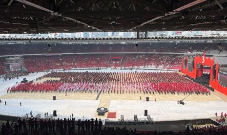 Derap langkah 7.000 anggota Satuan Tugas (Satgas) Cakra Buana PDI Perjuangan (PDIP) menghentak Gelora Bung Karno (GBK) saat tampil memeriahkan puncak peringatan Bulan Bung Karno pada Sabtu (24/6/2023).