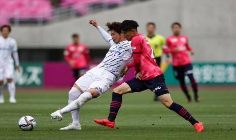 Derbi Jepang Urawa Red Diamonds (merah) vs Gamba Osaka.