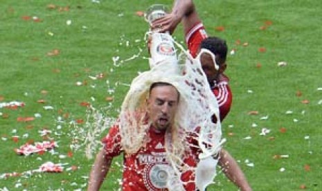 Derek Boateng mengguyur bir ke tubuh Franck Ribery yang membuat winger asal Prancis itu marah.