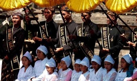 Deretan anak gimbal mengikuti ritual Jamasan sebelum dilakukan pemotongna rambut di acara Dieng Culture Festival (DCF) 2018