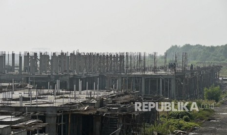 Deretan bangunan yang berada di kawasan Pulau D hasil reklamasi, di kawasan pesisir Jakarta, Senin (17/6/2019). 