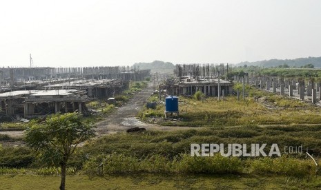 Deretan bangunan yang berada di kawasan Pulau D hasil reklamasi, di kawasan pesisir Jakarta, Senin (17/6/2019).