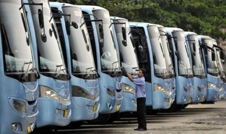 Deretan bus yang diparkir dalam sebuah pool.