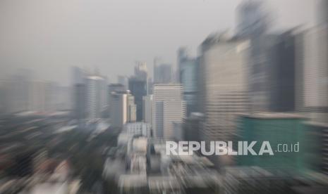 Deretan gedung bertingkat di Jakarta, Rabu (19/5/2021). Berdasarkan hasil riset perusahaan konsultan Verisk Maplecroft, DKI Jakarta menduduki urutan pertama di dunia sebagai kota paling rentan terhadap risiko lingkungan yang dinilai dari kualitas udara dan air, tekanan panas, kelangkaan air, kerentanan terhadap perubahan iklim dan eksposur lanskap, populasi, ekonomi serta infrastruktur terhadap bahaya alam. 