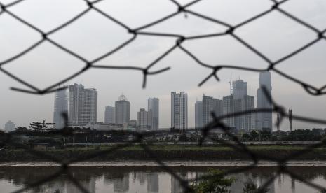 Deretan gedung bertingkat tersamar kabut polusi udara di Jakarta, Jumat (17/6/2022). Amerika Serikat (AS) meminta Vietnam membebaskan aktivis lingkungan Nguy Thi Khanh.