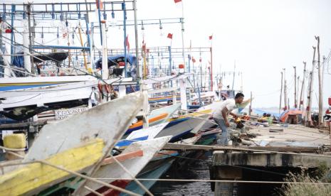 Deretan kapal bersandar di dermaga Desa Dadap, Kecamatan Juntinyuat, Kabupaten Indramayu, Senin (17/1/2022). Hal itu menyusul cuaca buruk di lautan yang sudah berlangsung sejak seminggu terakhir.