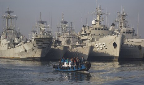 Deretan kapal laut milik TNI AL saat lego jangkar di laut Jakarta, Rabu (8/4). 