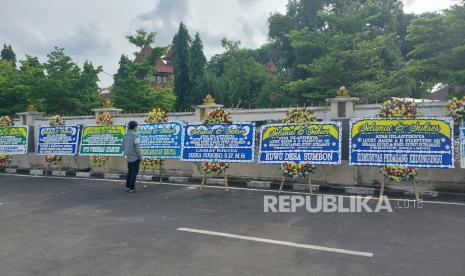 Deretan karangan bunga ucapan selamat atas pelantikan Lucky Hakim – Syaefudin sebagai bupati dna wakil bupati Indramayu memenuhi area Pendopo hingga Alun-alun Puspawangi Indramayu, Kamis (20/2/2025). 