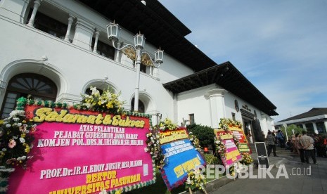 Deretan karangan bunga ucapan selamat kepada (Pj) Gubernur Jawa Barat Komjen Pol M Iriawan terpasang di halaman Gedung Sate, Kota Bandung, Kamis (21/6).