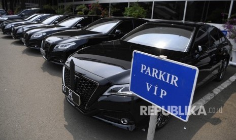 Deretan kendaraan dinas pimpinan parlemen, Toyota Crown 2.5 HV G-Executive di Kompleks Parlemen, Senayan, Jakarta, Selasa (29/10/19).