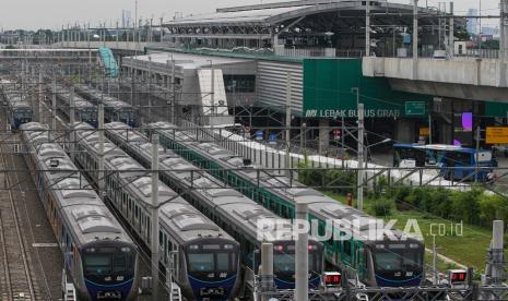 Kereta MRT Jakarta berada di Depo Lebak Bulus, Jakarta Selatan, Sabtu (3/4/2021). PT MRT Jakarta sedang mengerjakan proyek fase II rute Bundaran HI-Kota dan Kota-Ancol Barat.