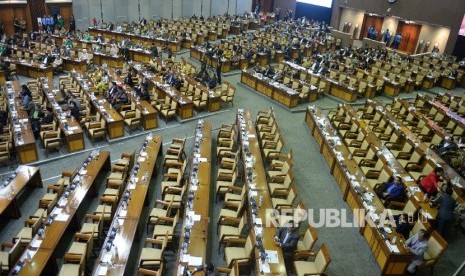 Deretan kursi kosong usai ditinggal aksi walk out soleh F-Gerindra, F-PKS, F-Demokrat, dan F-PAN saat Rapat Paripurna ke-32 masa persidangan V tahun sidang 2016-2017 di Kompleks Parlemen Senayan, Jakarta, Kamis (20/7). 