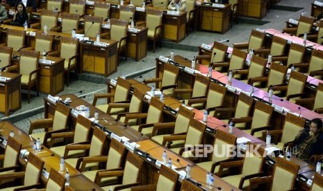 Deretan kursi kosong usai ditinggal aksi walk out soleh F-Gerindra, F-PKS, F-Demokrat, dan F-PAN saat Rapat Paripurna ke-32 masa persidangan V tahun sidang 2016-2017 di Kompleks Parlemen Senayan, Jakarta, Kamis (20/7).