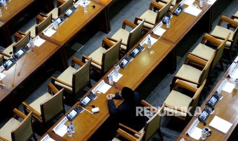 Deretan kursi kosong usai ditinggal aksi walk out soleh F-Gerindra, F-PKS, F-Demokrat, dan F-PAN saat Rapat Paripurna ke-32 masa persidangan V tahun sidang 2016-2017 di Kompleks Parlemen Senayan, Jakarta, Kamis (20/7). 