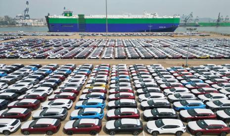 Deretan mobil produksi China menunggu dimuat ke kapal untuk diekspor di Pelabuhan Yantai di Provinsi Shangdong, China timur, pada 9 Mei 2023.