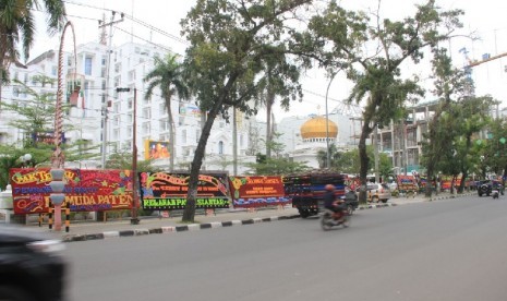 Deretan papan bunga menghiasi halaman kantor Gubernur Sumut, Kamis (11/1). Papan bunga ini bentuk kekecewaan dan untuk menyemangati Gubernur Tengku Erry yang gagal ikut dalam Pilgub Sumut.