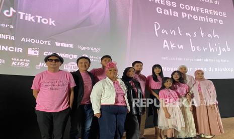 Deretan pemain dan film maker dari Pantaskah Aku Berhijab usai menggelar konferensi pers di Epicentrum Jakarta, Rabu (13/11/2024). 