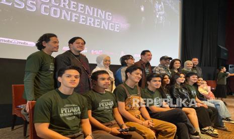 Deretan pemain dan filmmaker Petaka Gunung Gede dalam konferensi pers di Epicentrum, Jakarta, Jumat (31/1/2025).