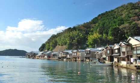 Deretan rumah kapal dari kayu di Ine Bay, Kyoto, Jepang.