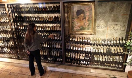  Deretan sepatu koleksi dari mantan First Lady Filipina Imelda Marcos dipajang di Museum Marikina di Marikina sebelah Timur kota Manila, Filipina, Selasa (25/9).     (Bullit Marquez/AP)