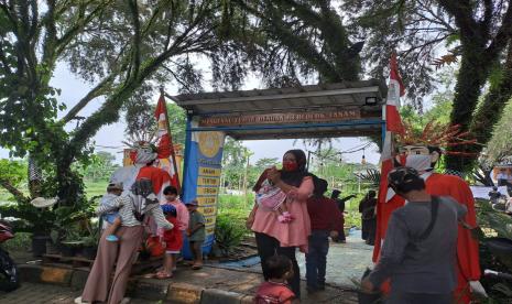 Sejumlah warga tengah beraktivitas dan menikmati gelaran Festival Danau Kalpataru di Kawasan Cipondoh, Kota Tangerang, Ahad (11/9/2022)