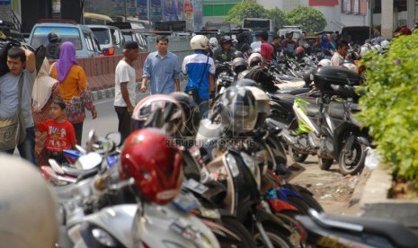  Deretan sepeda motor pada tempat parkir liar di kawasan Pasar Tanah Abang, Jakarta Pusat, Selasa (3/6).  ( Republika/Rakhmawaty La'lang)