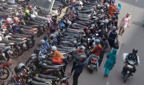  Deretan sepeda motor pada tempat parkir liar di kawasan Pasar Tanah Abang, Jakarta Pusat, Selasa (3/6).  ( Republika/Rakhmawaty La'lang)