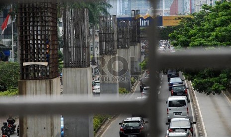 Deretan tiang monorel mangkrak di sepanjang Jalan Rasuna Said, Kuningan, Jakarta Selatan, Selatan (18/2).