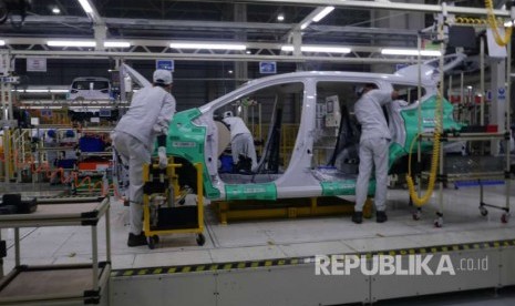 Deretan unit Mitsubishi Xpander  di pabrik Mitsubishi Motors Cikarang, Bekasi, Selasa (3/10).