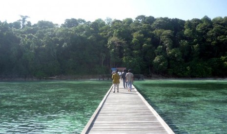   Dermaga di Pulau Kakaban yang terletak di antara Pulau Sangalaki dan Pulau Maratua. Perjalanan dengan speed boat dari Pulau Derawan ke Pulau Kakaban ditempuh dalam waktu sekitar 45 menit.  (Nur Aini/Republika)