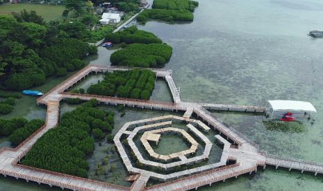 Dermaga di Pulau Pramuka, Kelurahan Pulau Panggang, Kecamatan Kepulauan Seribu Utara, Kabupaten Kepulauan Seribu.