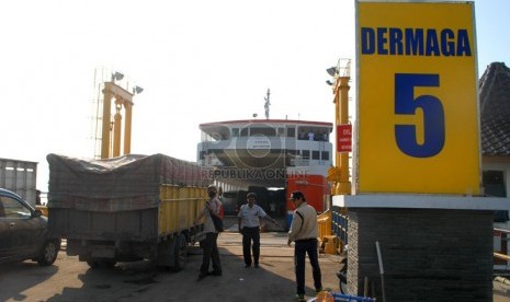 Dermaga V kembali beroperasi setelah mengalami kerusakan beberapa waktu lalu di Pelabuhan Merak, Banten, Rabu (31/7).    (Republika/Rakhmawaty La'lang)