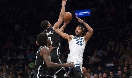 Derrick Rose (kanan) melepas tembakan.