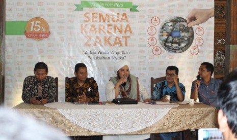 Derry Sulaiman (tengah) saat memaparkan pengalamannya bertemu dai tangguh BMH dalam konferensi pers Semua Karena Zakat Laznas BMH di Jakarta, pekan lalu.