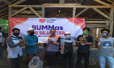 Desa Berdaya Situgede merupakan salah satu desa yang terletak di Kecamatan Karangpawitan, Kabupaten Garut. Desa ini memiliki potensi yang cukup baik khususnya untuk dijadikan usaha pertanian palawija dan sayuran.