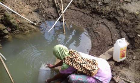 Desa Leuwikaret,Kecamatan Kepala Nunggal, Kabupaten Bogor mengalami kekurangan pasokan air bersih karena musim kemarau yang panjang. Rabu (8/8)